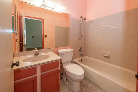 Bath - 1350 Riverwood Dr, Algonquin, IL 60102 photo 1 of 2