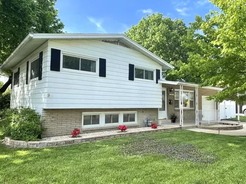2102 Crescent Dr, Peru, IL 61354