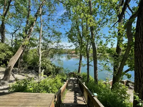 25 Vj Dr, Oakwood, IL 61858
