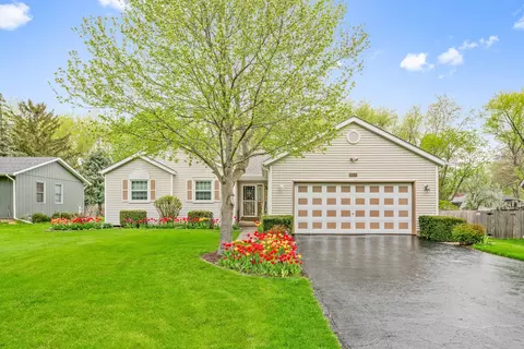 1135 Karen Dr, Lake Holiday, IL 60552