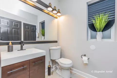 Bath - 849 E 64th Pl, Chicago, IL 60637 photo 1 of 4