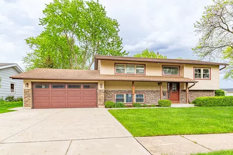 297 Parkchester Rd, Elk Grove Village, IL 60007