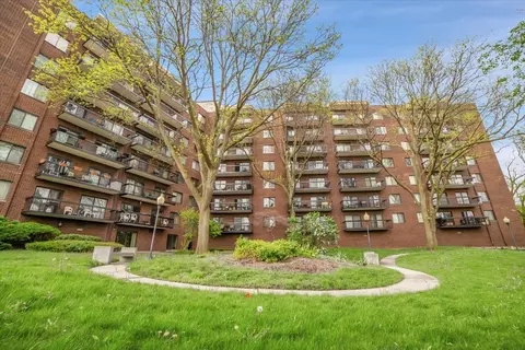 711 S Des Plaines River Rd #204, Des Plaines, IL 60016 photo 2