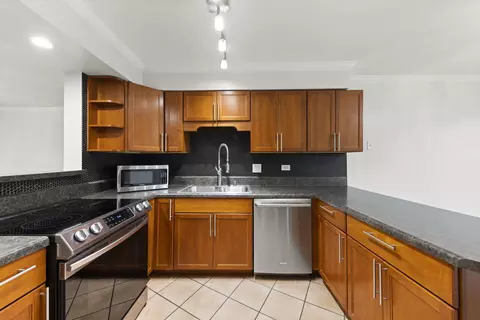 Kitchen - 1338 S Lorraine Rd #D, Wheaton, IL 60189 photo 2 of 4
