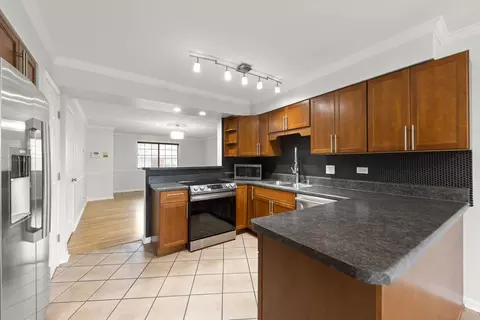Kitchen - 1338 S Lorraine Rd #D, Wheaton, IL 60189 photo 3 of 4