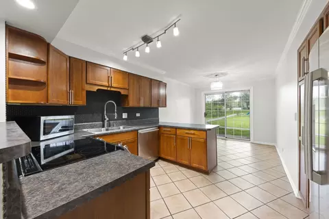 Kitchen - 1338 S Lorraine Rd #D, Wheaton, IL 60189 photo 1 of 4