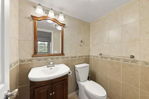 Bath - 1338 S Lorraine Rd #D, Wheaton, IL 60189 photo 2 of 2