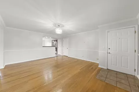 Living - 1338 S Lorraine Rd #D, Wheaton, IL 60189 photo 2 of 4
