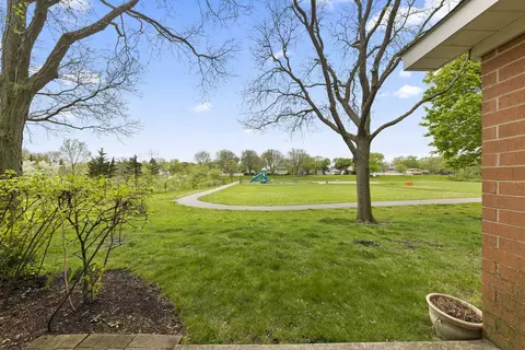 Exterior - 1338 S Lorraine Rd #D, Wheaton, IL 60189 photo 2 of 4