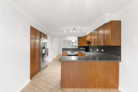 Kitchen - 1338 S Lorraine Rd #D, Wheaton, IL 60189 photo 4 of 4
