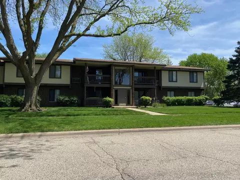 569 Somerset Ln #1, Crystal Lake, IL 60014