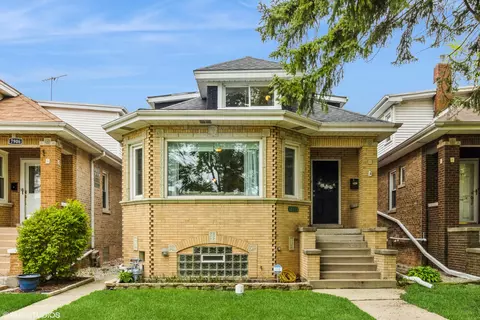 7904 W Sunset Dr, Elmwood Park, IL 60707