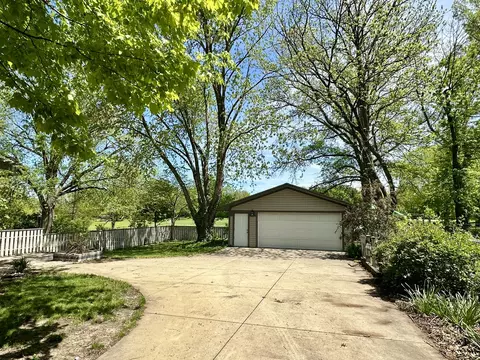 Exterior - 916 S Linden St, Normal, IL 61761 photo 2 of 6