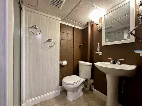Bath - 916 S Linden St, Normal, IL 61761 photo 3 of 3