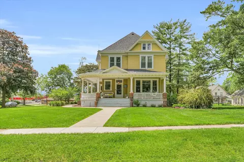506 N Charter St, Monticello, IL 61856