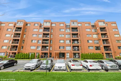 3700 Capri Ct #502, Glenview, IL 60025