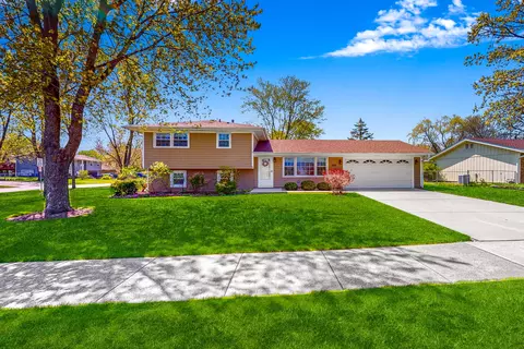 834 S Braintree Dr, Schaumburg, IL 60193