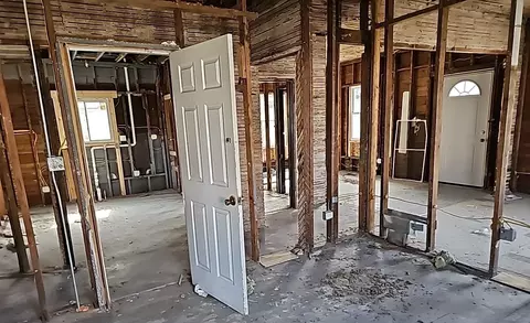 Entry Way - 1810 E Maple St, Kankakee, IL 60901 photo 6 of 8
