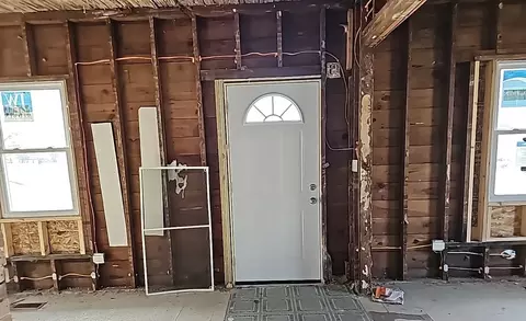 Entry Way - 1810 E Maple St, Kankakee, IL 60901 photo 3 of 8