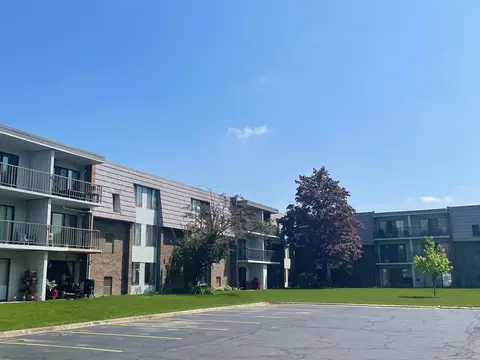 924 S Lake Ct #307, Westmont, IL 60559