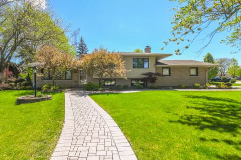 2909 Briarwood Dr E, Arlington Heights, IL 60005
