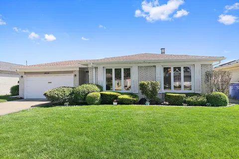 1825 W Pheasant Trl, Mount Prospect, IL 60056