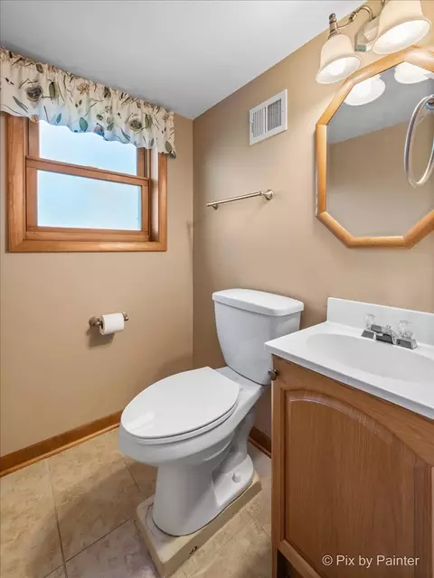 Bath - 2135 David Dr, Des Plaines, IL 60018 photo 2 of 2