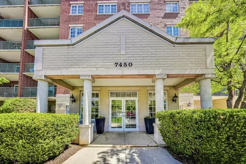 7450 Lincoln Ave #403, Skokie, IL 60076