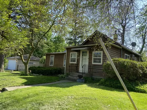 194 South St, Burlington, IL 60109