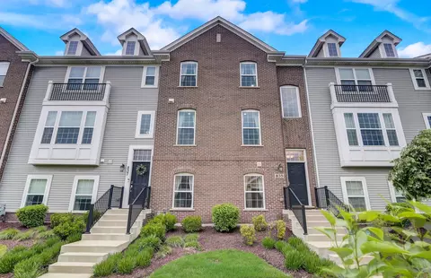 835 Paisley Ct, Naperville, IL 60540