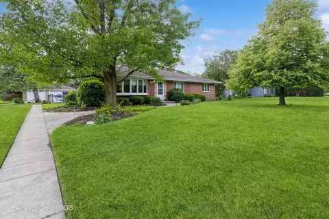 618 Forestview Ave, Elk Grove Village, IL 60007