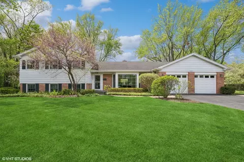 900 Appletree Ct, Northbrook, IL 60062
