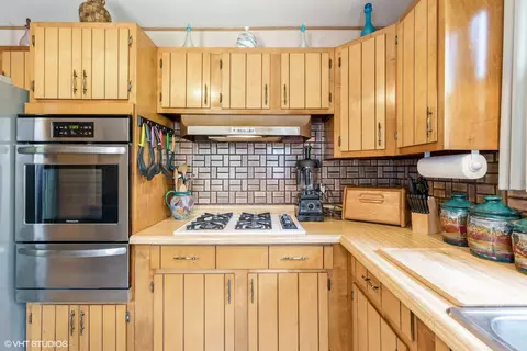 Kitchen - 14427 Springfield Ave, Midlothian, IL 60445 photo 2 of 2