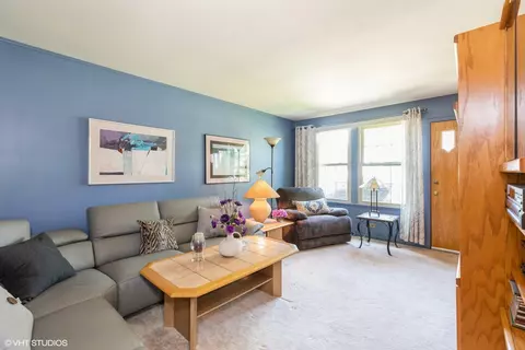 Living - 14427 Springfield Ave, Midlothian, IL 60445 photo 2 of 3