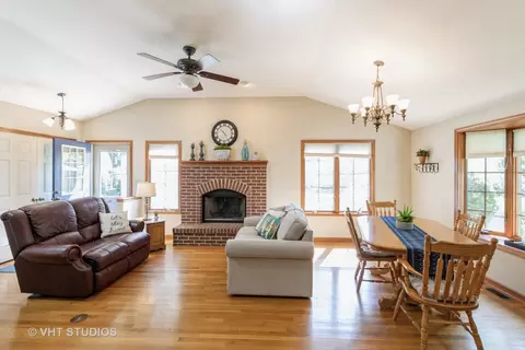 335 Pleasant St, Hoffman Estates, IL 60169 photo 3