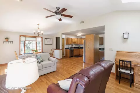 335 Pleasant St, Hoffman Estates, IL 60169 photo 4