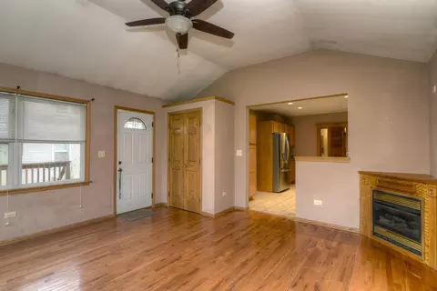 Living - 605 E Wilson St, Batavia, IL 60510 photo 2 of 8
