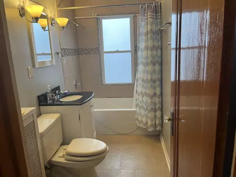 Bath - 4946 W Walton St, Chicago, IL 60651 photo 1 of 2