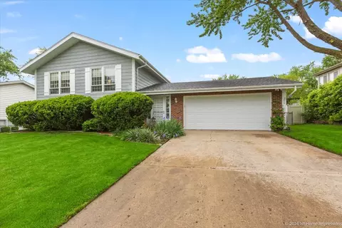 240 Winston Ln, Bloomingdale, IL 60108