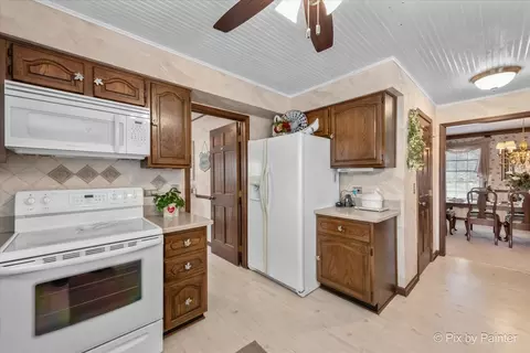 Kitchen - 1405 Michelline Ct, Hoffman Estates, IL 60192 photo 2 of 4