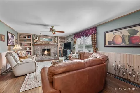 Living - 1405 Michelline Ct, Hoffman Estates, IL 60192 photo 3 of 6