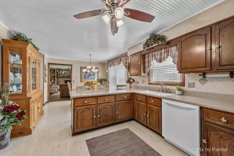 Kitchen - 1405 Michelline Ct, Hoffman Estates, IL 60192 photo 4 of 4