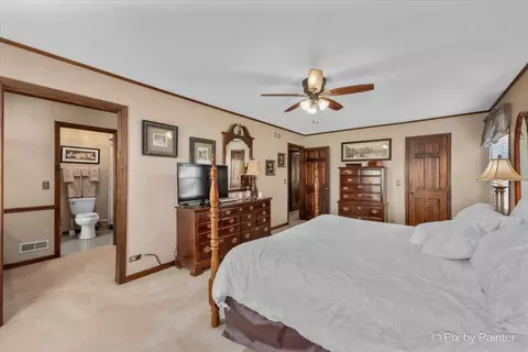 Bedroom - 1405 Michelline Ct, Hoffman Estates, IL 60192 photo 6 of 8