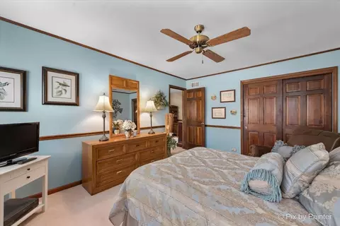 Bedroom - 1405 Michelline Ct, Hoffman Estates, IL 60192 photo 4 of 8