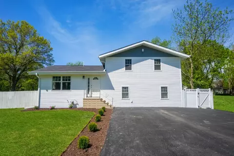 6 S230 4th St, Eola, IL 60519