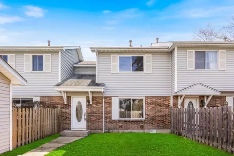 5 Scarlet Hawthorne Ct, Woodridge, IL 60517