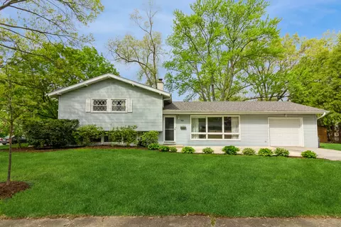 843 Lilac Ln, Naperville, IL 60540
