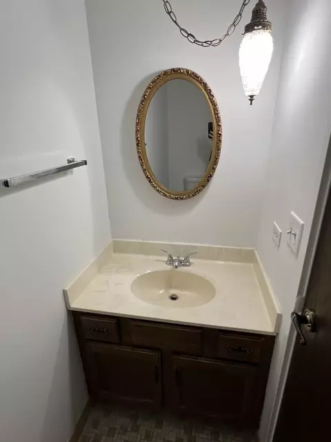 Bath - 129 Gregory St #5, Aurora, IL 60504 photo 1 of 4