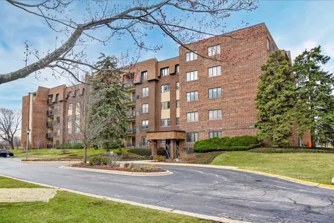 453 Raintree Dr #3J, Glen Ellyn, IL 60137