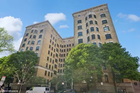 559 W Surf St #909, Chicago, IL 60657